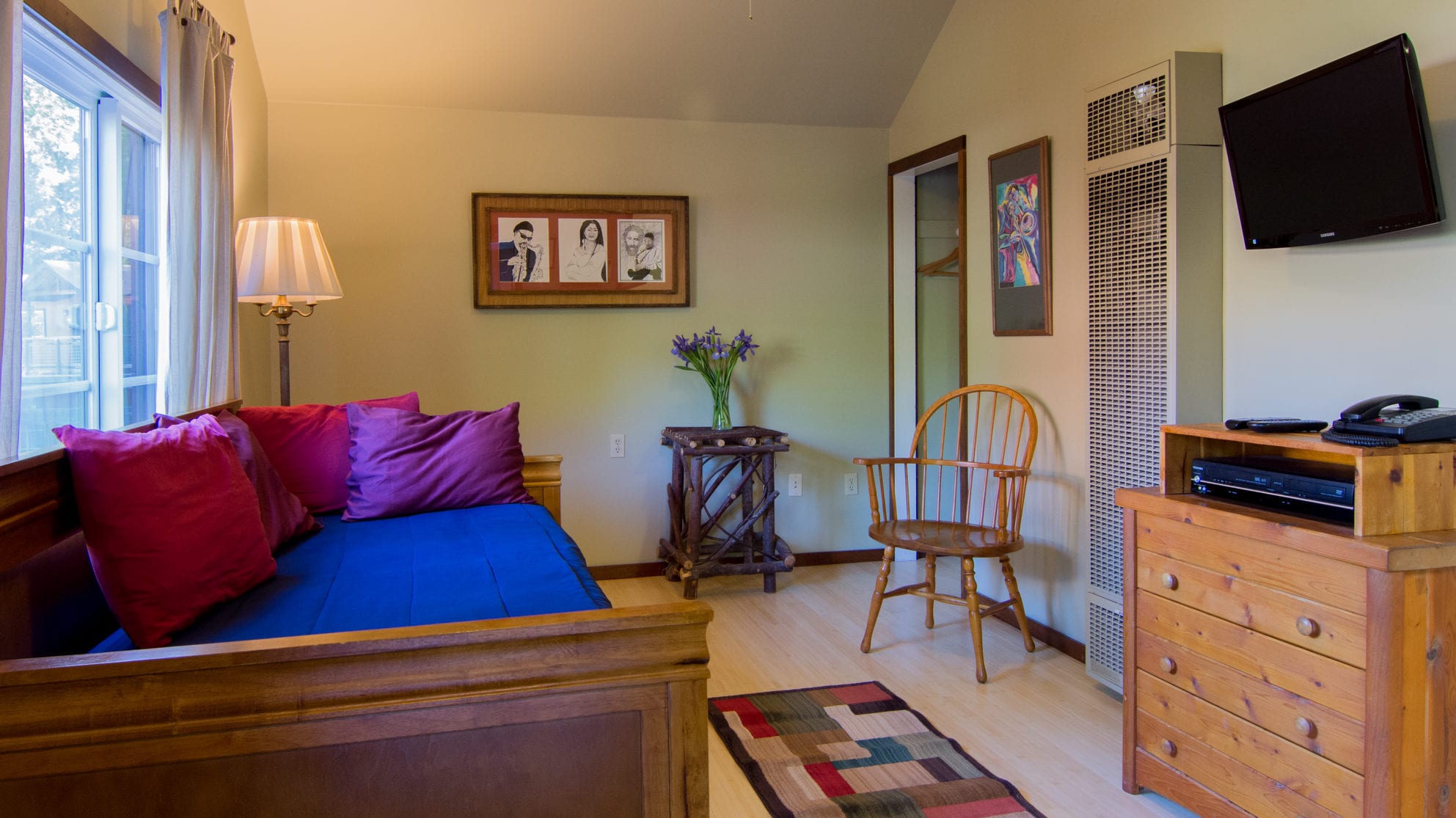 Acorn Cabin sitting area at Creekside Resort
