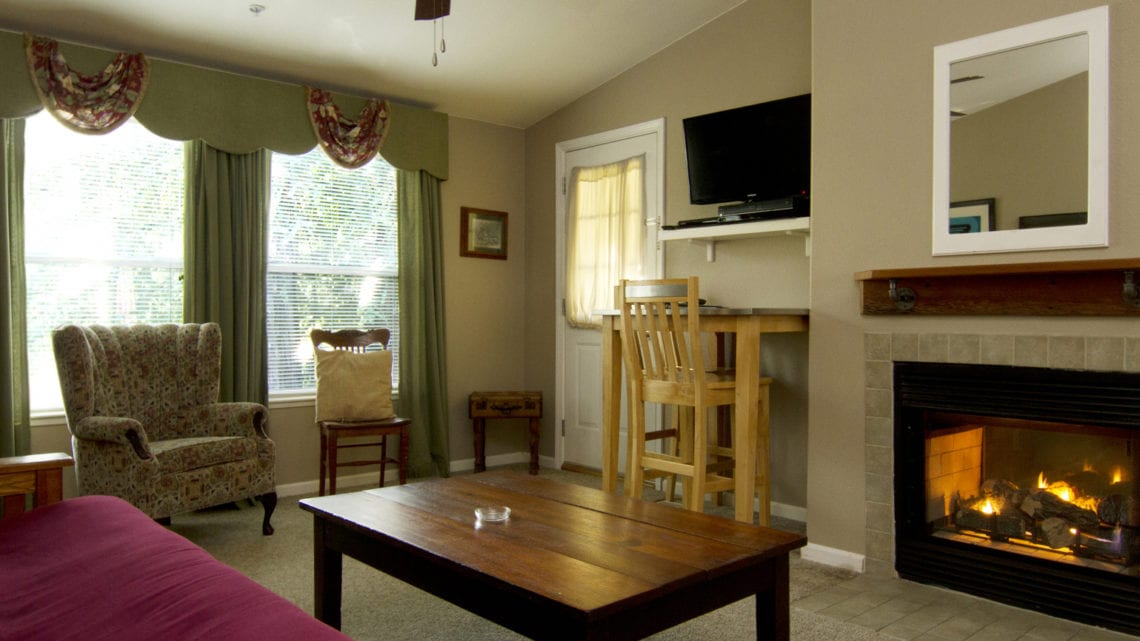 Pinot Suite living room at Creekside Inn and Resort