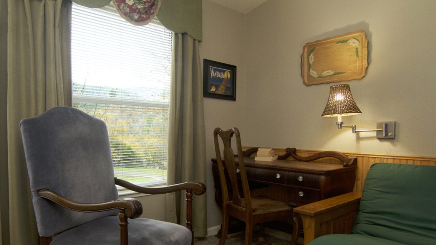 Sparrow living room at Creekside Inn and Resort